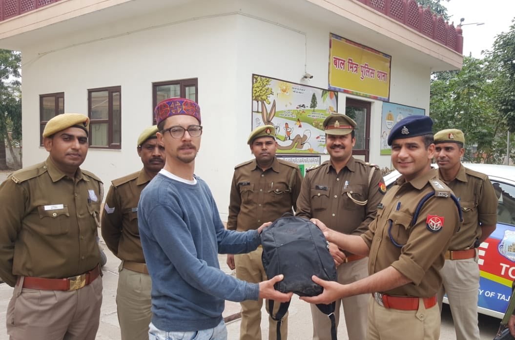 ताज घूमने आए विदेशी पर्यटक के गुम हुए बैग को <a href="/agrapolice/">POLICE COMMISSIONERATE AGRA</a> ने चंद मिनटों में बरामद किया। अतिथि ने <a href="/agrapolice/">POLICE COMMISSIONERATE AGRA</a> का जताया आभार। <a href="/dgpup/">DGP UP</a> <a href="/Uppolice/">UP POLICE</a> <a href="/UPPolNRI/">UPPoliceNRI</a> <a href="/amitpathak09/">Amit Pathak</a> <a href="/adgzoneagra/">ADG ZONE AGRA</a> @igrangeagra #tourist <a href="/thimanshut/">Himanshu Tripathi</a> <a href="/sengarlive/">Gaurav Singh Sengar</a>