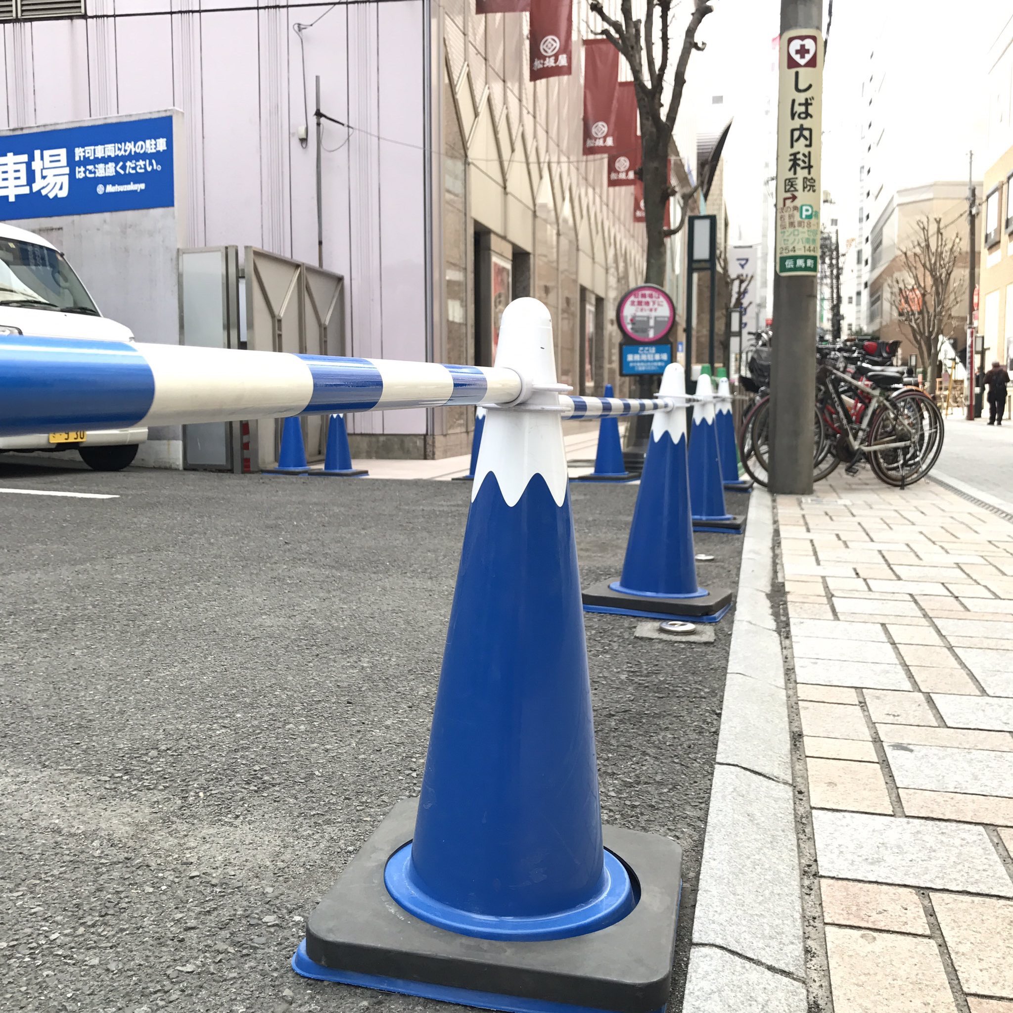 松坂屋静岡店 公式 補足 この件につきまして カラーコーン という呼称はセフテック株式会社様の商標登録だと学びました 一般的にはロードコーン パイロン 三角コーン ラバーコーン セーフティーコーンとも呼ばれるそうです Twitter