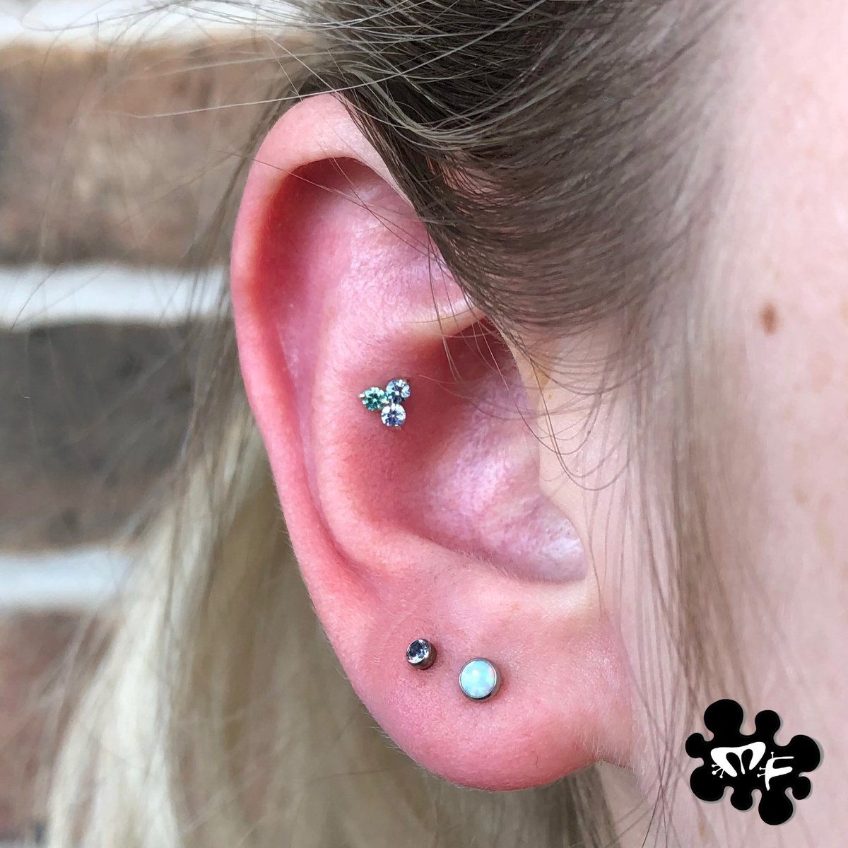 alien_snot's tweet photo. This @anatometalinc Swarovski Prong Trio was made for this spot! Curious about your ears? Shop our showcases, tell us what you like, and we’ll help make your ear fabulous 💁🏻‍♂️💎 https://t.co/x9PwghJZqf