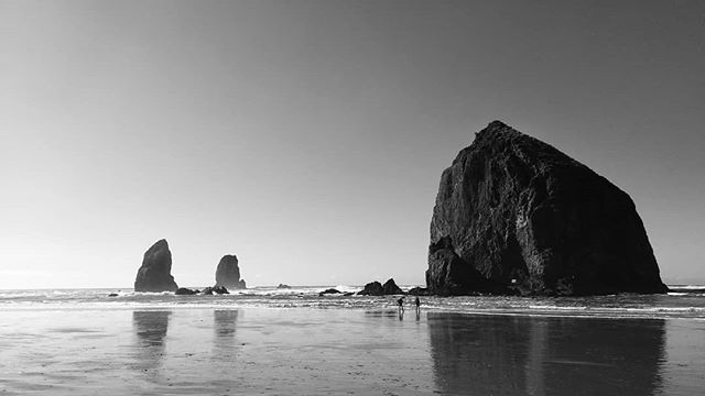 Beach day #oregon #usa
.
.
.
.
.
#cannonbeach #oregoncoast #unitedstates #america #oregonexplored #exploreoregon #traveloregon #beach #coisfarraige #pacificocean #seastacks #bandw #bw #blackandwhite #bwphotography #huaweip20 #snapseed http://bit.ly/2TVcWb4