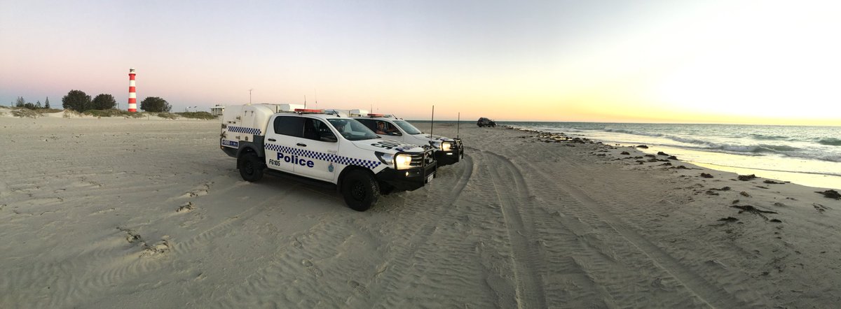 The Bahamas isn't the only place to see 🐷 on the beach... Gero looking amazing at the sunset, 2 of our cars regrouping before another call on a busy night. #fb #Team2 #gerocops