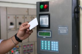 starlinkindia's tweet image. #STARLINK_Industrial_Model features #LCD_display to show the information of the employees where as 2 large lights (Red &amp;amp; Green) indicates the status of the #attendance. 
For more Information: 
👉bit.ly/2NaUpFm