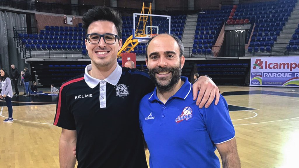 Reencuentro este pasado sábado en el Palacio entre <a href="/MMMyPunto/">Miguel Moreno</a> e <a href="/ibaiallue/">Ibai Allúe</a>, antiguo alumno y actualmente fisioterapeuta del <a href="/Baskonia/">Kosner Baskonia</a> para su filial en LEB Plata, con el que visitó Logroño para medirse a nuestro <a href="/CBCLAVIJO/">Club Baloncesto CLAVIJO</a>. Un grande de la fisioterapia deportiva! 

#TeamLasGaunas