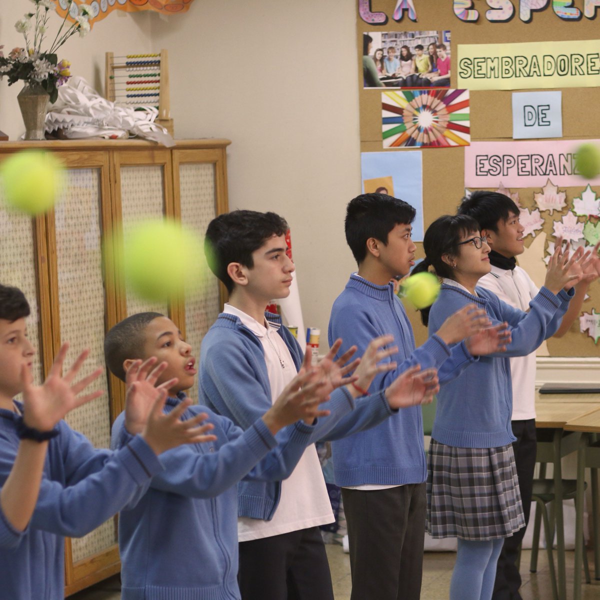ColegioNicoli's tweet photo. En #secundaria lo están pasando fenomenal trabajando aspectos del ritmo y armonía musical a través de una dinámica muy divertida con pelotas de tenis y #UnderPreasure de #Queen https://t.co/1UO3ZdRaCl