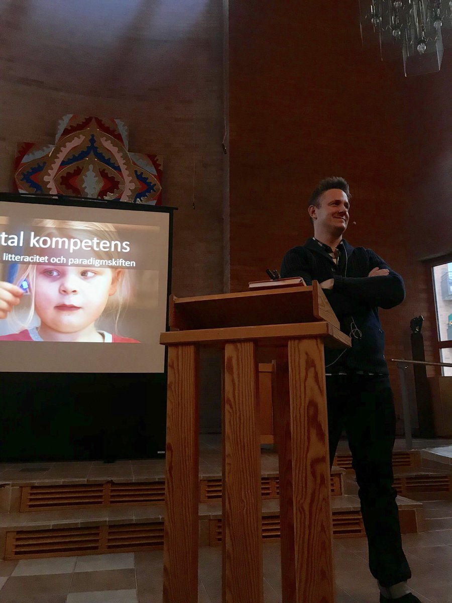 Digital kompetens med @perfal - Föreläsningen inleder med - ”Vad innebär det att vara en människa idag?” #lidskol #PANG #fritidshemmen