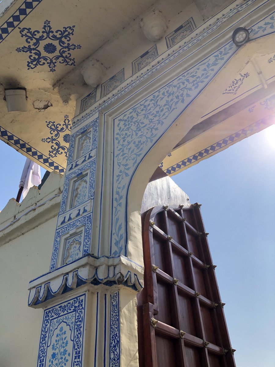 indiawithjess's tweet photo. Thinking of checking out @udaipur? There are many guest houses that range from $30-60 per night which are quite nice. The extremely expensive hotels are beautiful to catch a view of as well. Hear more #ProTravelTips on #podcast Episode 6 https://t.co/Jv5ZkHWQOJ https://t.co/HVF0hRp2ys