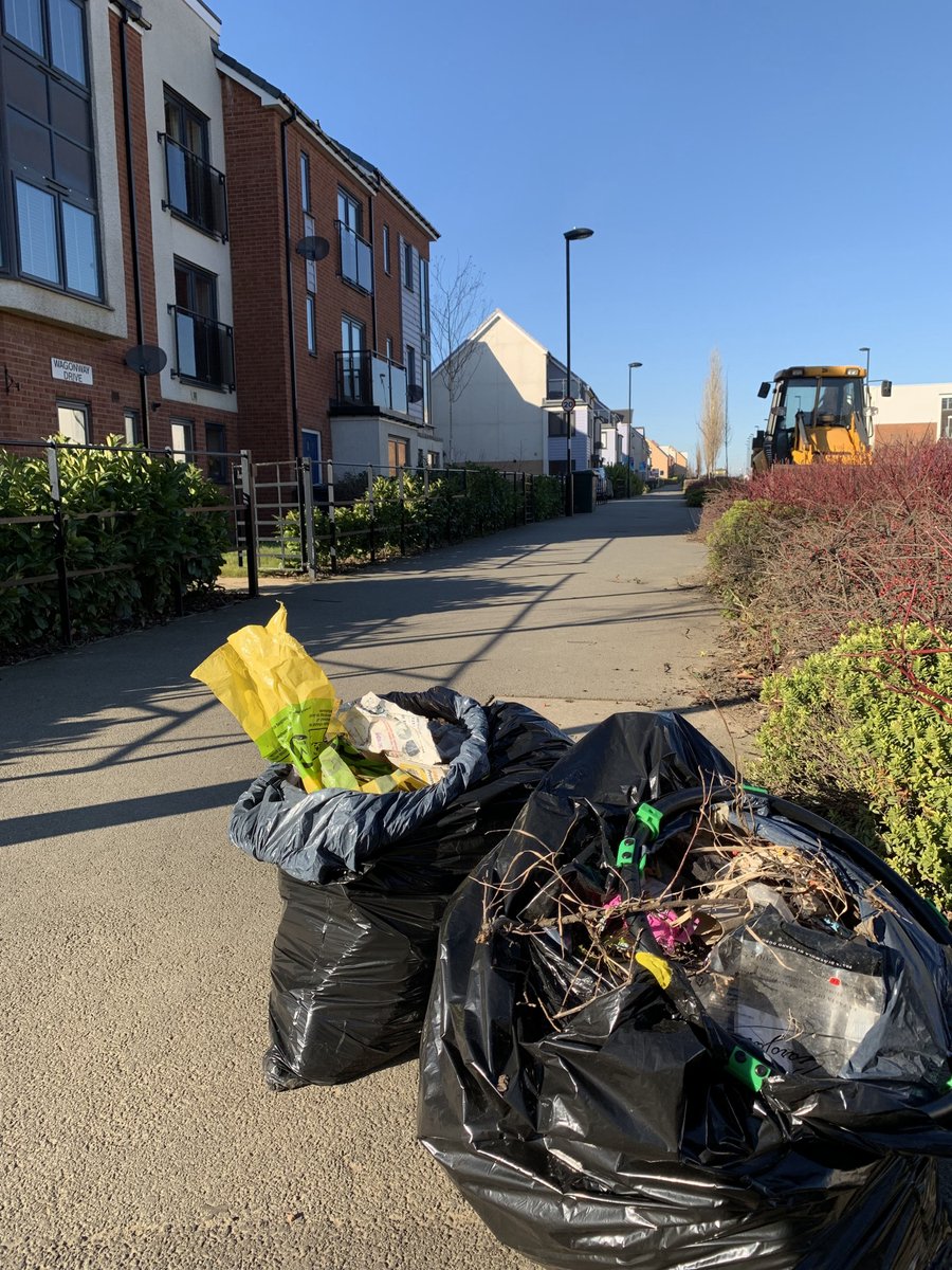 A big thanks to our North Park #Volunteers from Friday making a difference to our immediate community in #GreatPark and using some of their volunteering time for a #LitterPick in the housing estate ♻️
#DoItForYou #HAPPY @sagefoundation @sageuk #MondayMotivation