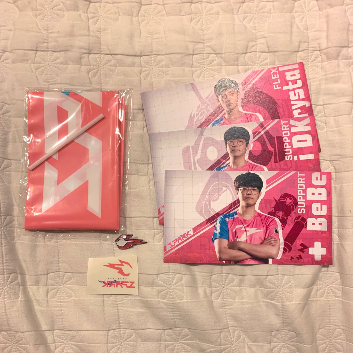 i have a few extra spark goodies from the signing so i wanna give them away to people who couldn’t go
rules are in the second pic and giveaway ends march 8th
retweet and like to enter #bang