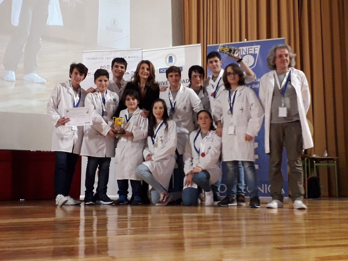 Talentoteca's tweet image. El sábado tuvo lugar la #FLLUPM en @La_UPM donde los más pequeños hablaron sobre ciencia. El primer premio al Comportamiento del Robot que entregó @FUEONLINE  fue para FSIngenium Team ¡Unos cracks! 👏👏👏