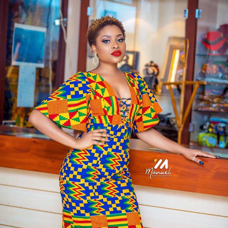 Top of the morning to you all!! May your week be as colorful as this kente print design💋 💐 #onourway #tothetop 📸 @manuelphotography__official