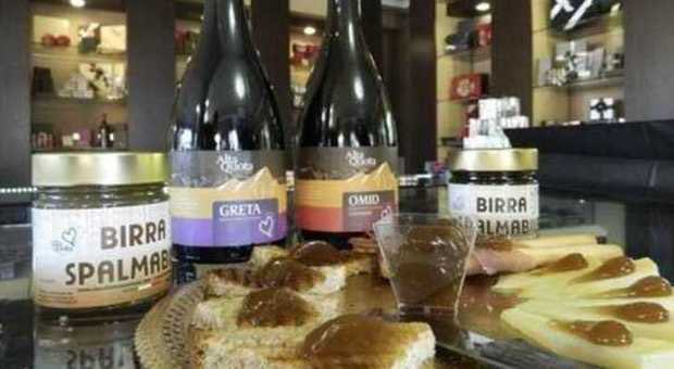 InformaCibo's tweet photo. A @IEGexpo Rimini fiera anche la birra diventa spalmabile 😋🍞 grazie ad Alta Quota e Cioccolateria Napoleone.

News a #BeerAttraction 

https://t.co/rMhREVOaX2 https://t.co/VsyfDB7ZYc