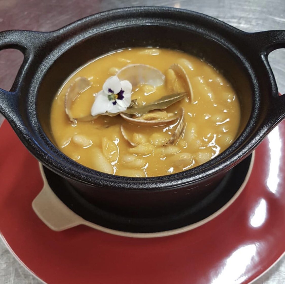 La mejor manera de combatir el frío,saboreando y disfrutando de unas"Fabes con almejas"😋😋.Siempre en las mejores manos,de nuestros cocineros del Cielo de Urrechu 😉#urrechuoficial #urrechuvelazquez #akangasbyurrechu