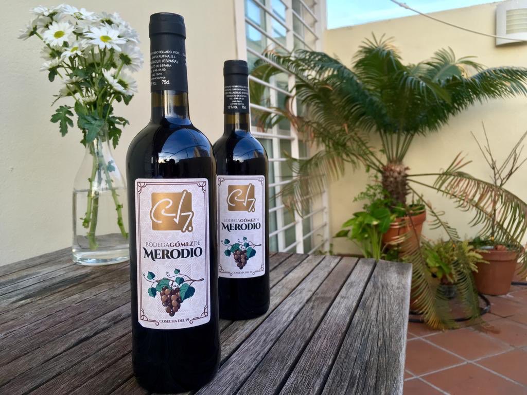 tiporium's tweet photo. Etiquetas personalizadas para botellas de vino. Mezclamos impresión digital con hendido y polvo de oro. Un #regalooriginal para un cumpleaños especial 🎉
#tiporium #regalos #letrerpress #impresionartesanal #letterlove #detallesquemarcanladiferencia https://t.co/9cNkVZOAUI
