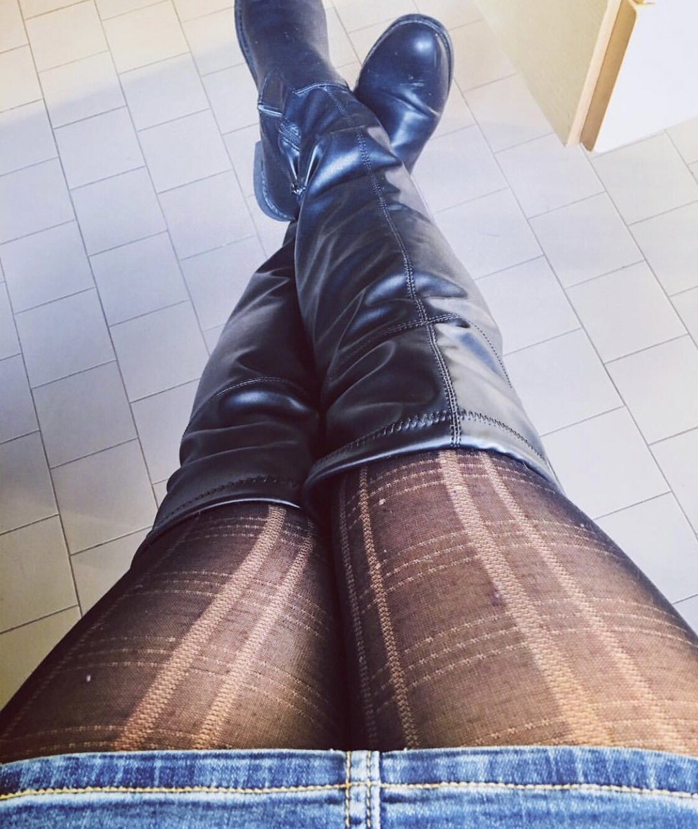 MistressEmma3's tweet photo. Worship these boots!!  
#paypig #moneyslave #mistress #moneymistress #boots @FindomRT8 @rtfemdom1 https://t.co/uoCSBiPOCF