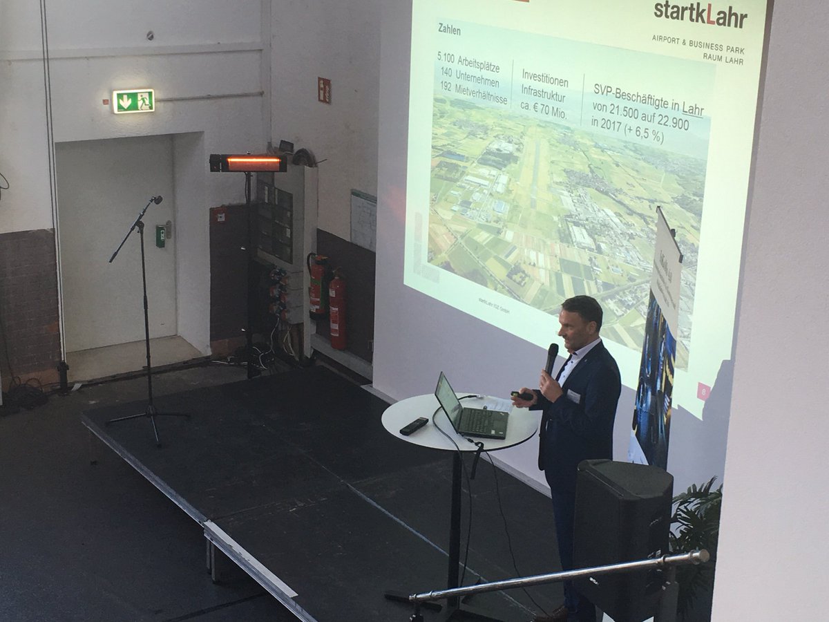StaedtetagBW's tweet photo. Das Match-Making hat begonnen. Nachdem @GhbFlores vom #StaedtetagBW und Prof. Martin Haag, Baubürgermeister der Stadt @freiburg, begrüßt haben, spricht Markus Ibert von #startkLahr die erste #Keynote  #InKoMo40 https://t.co/AIADF8Aow1