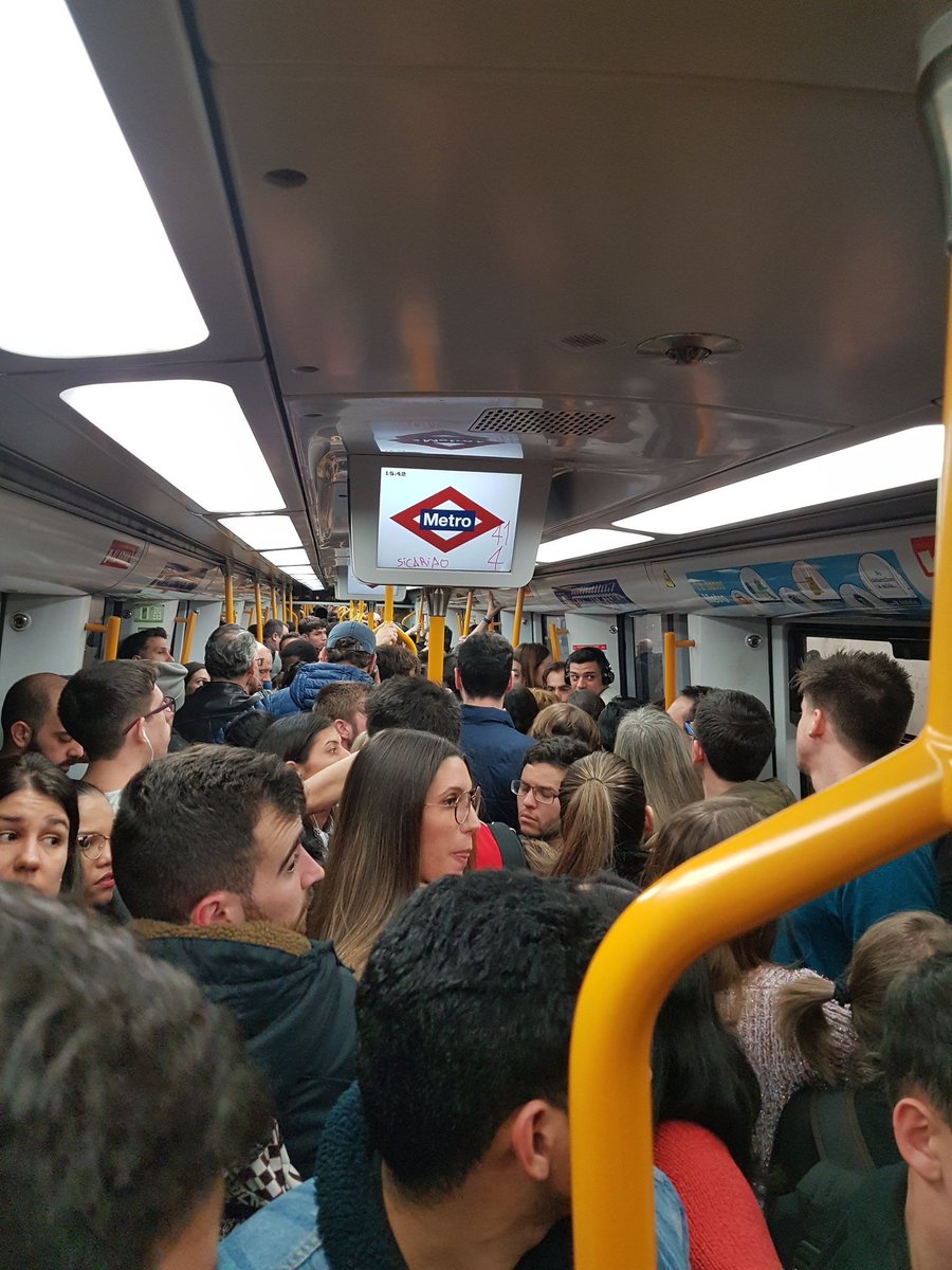 Resultado de imagen de aglomeraciones en el metro de madrid