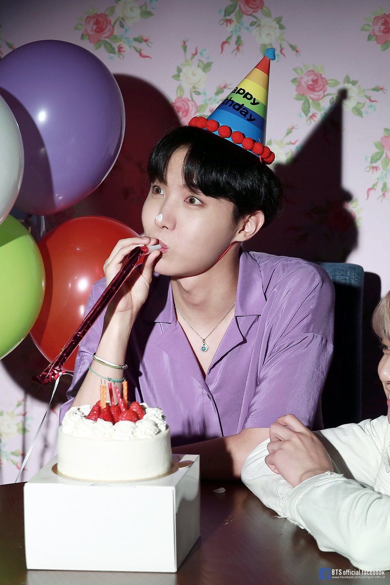 BTS_1154's tweet photo. @bts_bighit 호석오빠 생일축하해요~!🎉🎁👏👏
[#호비생일ㅊㅋ]
0218 😘
HAPPY
BIRTHDAY
I’M YOUR HOPE
YOU'RE MY HOPE 🐿 
#쩨이호오오옵 #정팀장 #희망 #호비 #홉온스 #우리에겐희망이있네 https://t.co/mXumUZRbKK