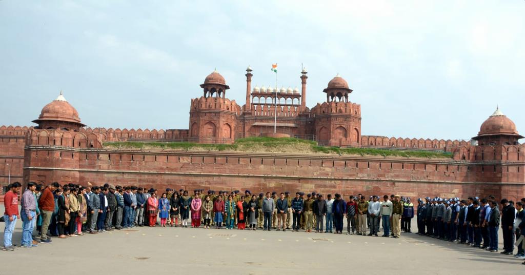 A two-minute silence is observed today (i.e. 18th February)by the officers/ officials of ASI, CISF, Delhi Police in front of rampart of Red Fort to remember the sacrifice of lives of CRPF jawans at Pulwama ( J&K) on 14th February 2019...... अश्रुपूरित श्रद्धांजली💐