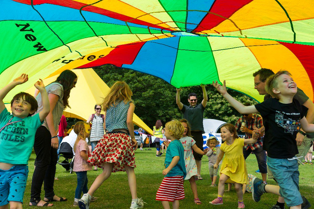 Hello #edmonton, a rare chance to get trained up by me in New Games, I'm bringing my Workshop tour from the UK to @ualberta on 23-24 May. New Games are (physical) cooperative games in which everybody wins. Learn by playing them. Sign up here: bit.ly/2SwOJeR