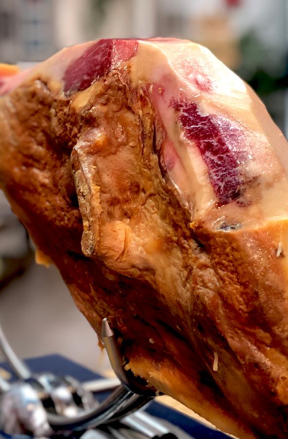 CocinaRTVE's tweet photo. ((Este tuit no lleva texto. Nos ha parecido que, en un día como hoy en #TorresCocina dedicado al jamón ibérico y el serrano, las palabras eran insuficientes y desvirtuaban las imágenes, que por sí mismas lo decían todo y generaban deseo de lanzarse a lamer el móvil🤪 #ibéricos)) https://t.co/kNIpInHkcC