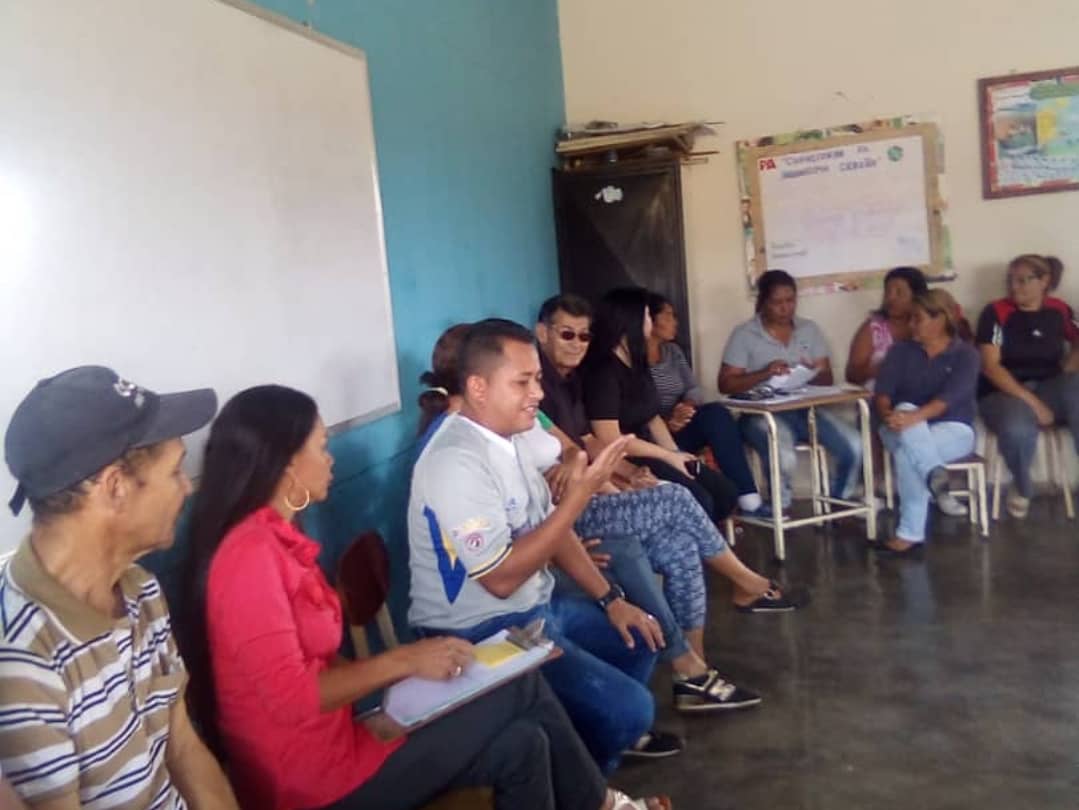 Reinaldo_PSUV's tweet photo. Allí seguimos.! Con nuestra Gente. En debate Permanente.! Siguiendo Instrucciones de Nuestra Gob @yelitzePSUV_ y de nuestro Jefe de Organización del PSUV Monagas @ErnestoPSUV_ en las asambleas de Base Constituyente. Sector Sab Grande. Comunidad de los Rosales. #PaqLasCocuizas. https://t.co/uKmfYp4S8L