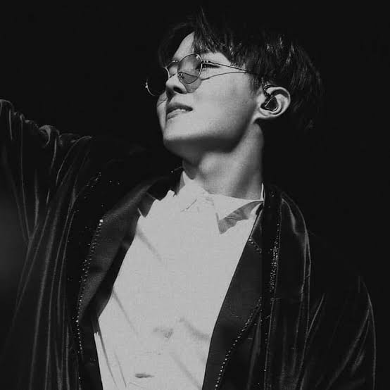 hyperjin_'s tweet photo. HAPPY BIRTHDAY TO THE SEXIEST MAN JHOPEE!🥳🥳 I JUST WANT TO SAY THAT YOU'RE SO FUNNY AND SEXYY! THANK FOR ALL THE THING YOU'VE DONE TO US💜 ALWAYS BE HAPPY❄ WE LOVE YOU SO MUCH!! 
#호비생일ᄎᄏ 
#HAPPYJHOPEDAY 
#SunshineHobiDay 
#OurPieceOfPeace 
#MY_HOPE_JHOPE 
#HopeWorldParty https://t.co/NiNAV2Upm8