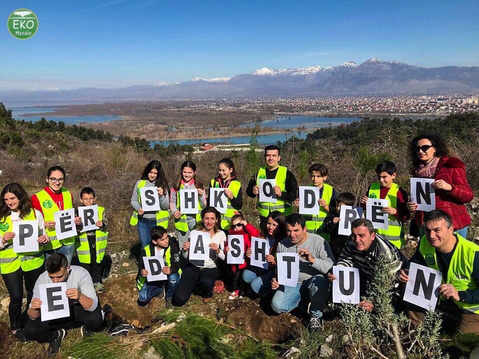 BlendiKlosi's tweet photo. #krijoO2tend 🌳 edhe ti! Si këta fëmijë, të rinj dhe prindër shkodranë, që oksigjenit të tyre i kanë vënë edhe emër 💚.. #mbill5peme Bëhu pjesë edhe ti në Ditët e Pemëve, 📌 1-2 mars!
#ekomendje
#krijoO2tend
#mbill5peme 🌿🌱
#cleanandgreen2020 ✅
#smilealbania 😀🇦🇱 https://t.co/8HhKCwujP0