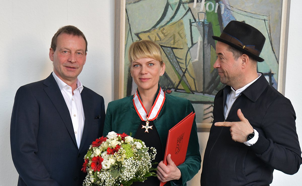 Der Staatssekretär für Kultur, Dr. Torsten #Wöhlert, überreichte heute der Schauspielerin und Sängerin #AnnaLoos den Verdienstorden des Landes Berlin. Herzliche Gratulation!

#Berlin #Kultur <a href="/loos/">Anna Loos</a> <a href="/JanJosefLiefers/">Jan Josef Liefers</a> <a href="/klauslederer/">Klaus Lederer</a>