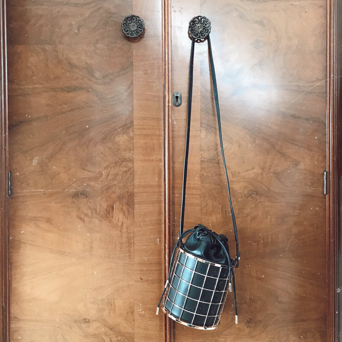 The most amazing metal caged bag I spied and had to have it!...Even though you lose all your worldly goods when you use it as things fall out, who really gives a sh*t when a bag is this cool?! 😝 #fashion #stylist #styling #jaxxonhouse @FemaleBloggerRT
