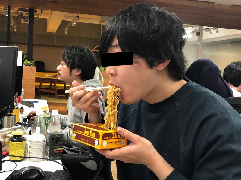 文房具の容器に食べ物を入れてみた！？それを仕事中に……ｗｗｗ
