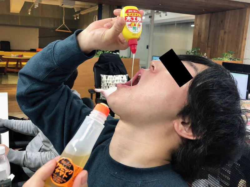 文房具の容器に食べ物を入れてみた！？それを仕事中に……ｗｗｗ