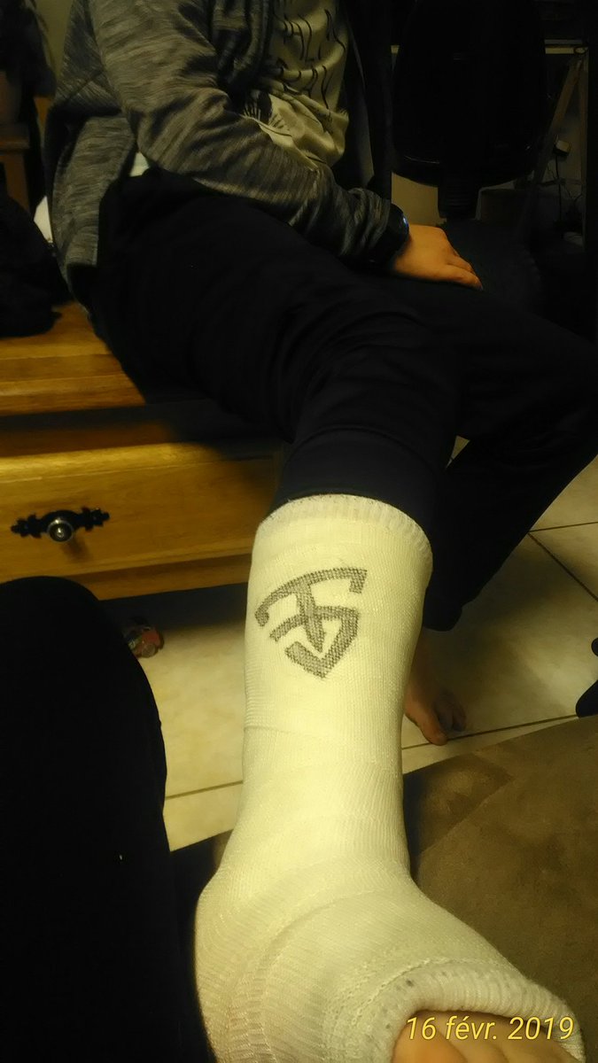 jsptjspt's tweet image. Mon frère qui m'a embêté pour que je lui dessine le logo de @TiboInShape alors qu'il enlève son plâtre deux jours après 😭
#teamshape @jujufitcats