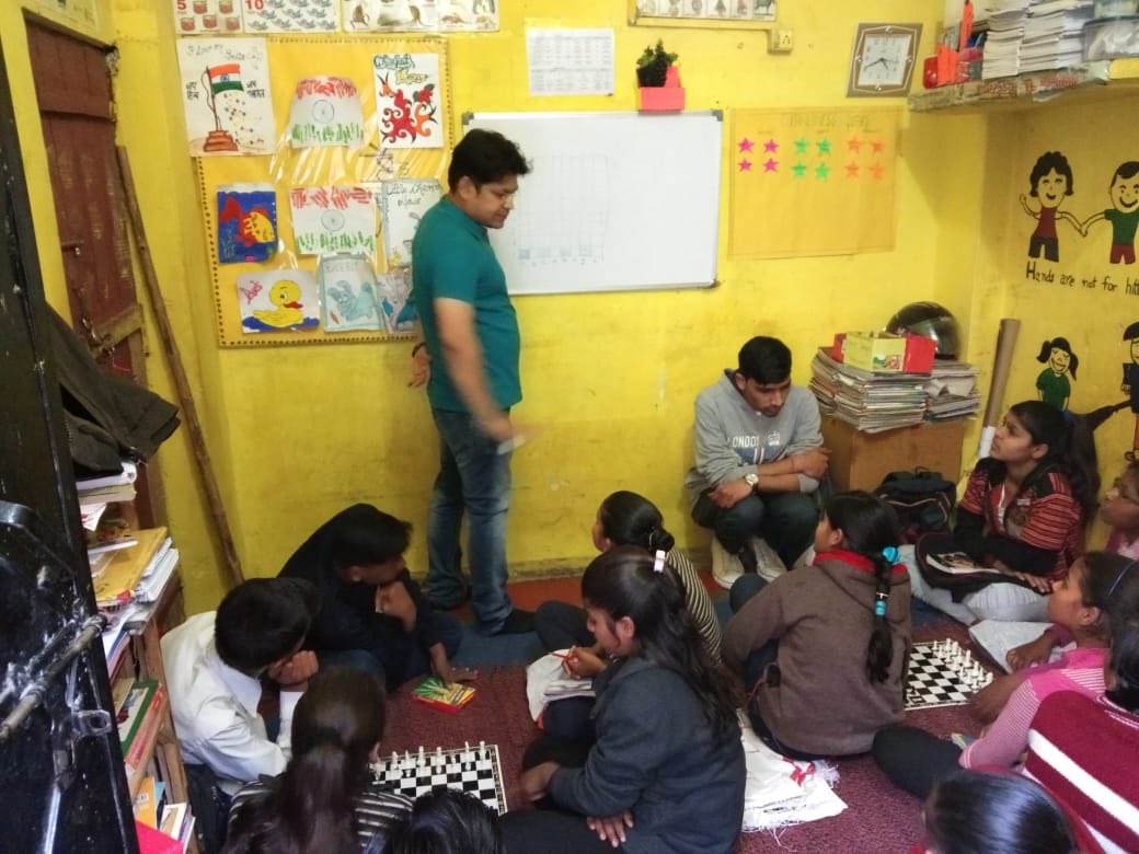 SarthakNGO's tweet photo. A glimpse of a chess session, full of fun amd learnings. 🤩
@ril_foundation
@PepsiCo
@AdityaBirlaGrp
#Chess #ChessGame #ChessInClassroom #IndoorGames #IndianGames #India #EducationForAll #SarthakKids #SarthakNGO #SlumsInIndia #YellowRoom #IndiaChanging #Lucknow https://t.co/F9BXELTgFE