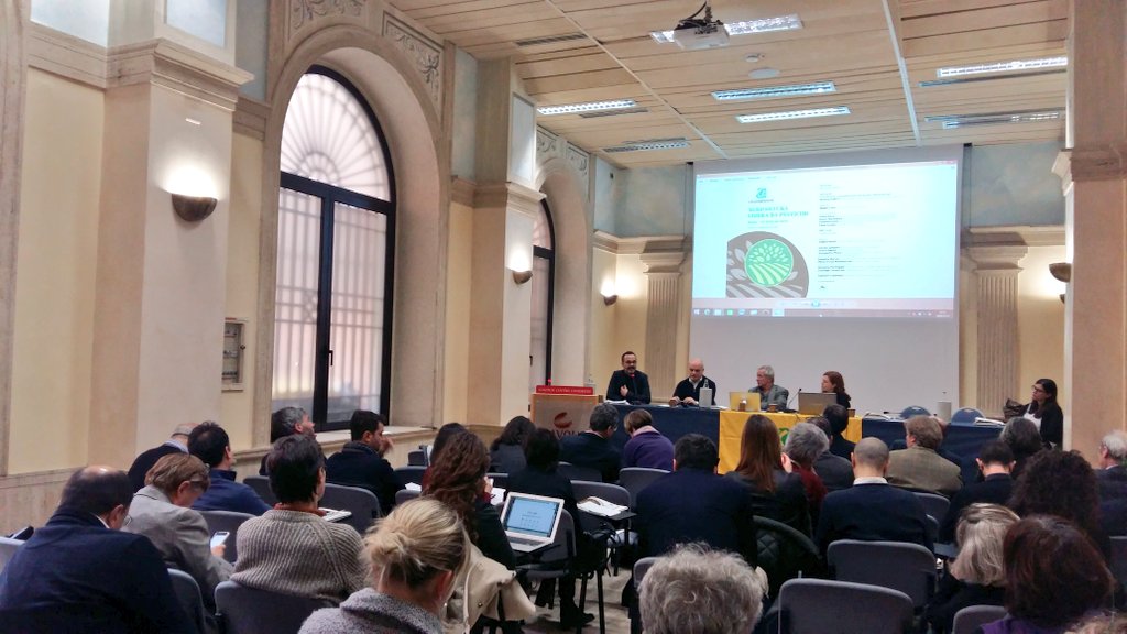 Legambiente's tweet photo. "Nesso forte tra il sovrasfruttamento della terra con uso massiccio di pesticidi e chi la terra la lavora. In Italia aumentano lavoratori stranieri e caporalato e l'illegalità va di pari passo con lo scarso rispetto di salute e ambiente"
Fabio Ciconte @TerraOnlus a #STOPpesticidi https://t.co/fLp10XkCsQ