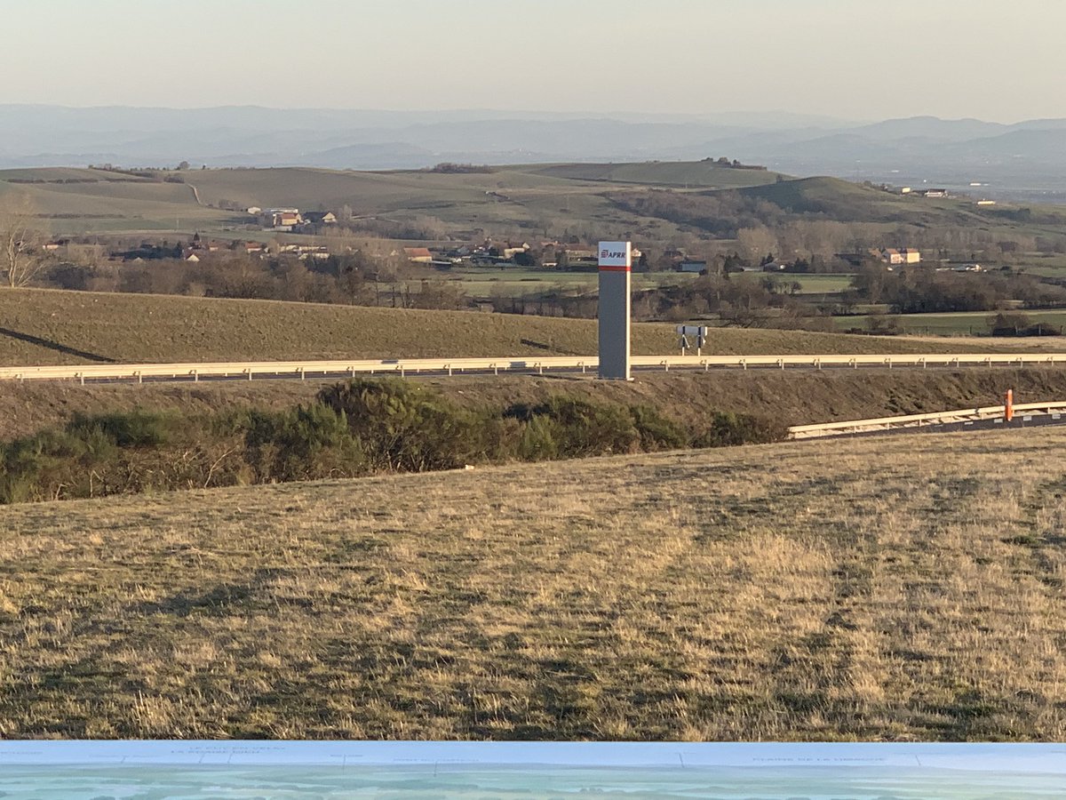 Ici, Ici,...ce sont les volcans d Auvergne, c est l A71, c est le belvédère de l aire de Volcans... c est beau... c est #aprr 😉 ! @VoyageAPRR Un vrai plaisir d avoir l A71 et l A75 rattachées à la Direction Régionale Rhône @GroupeAPRR 👍👍👍