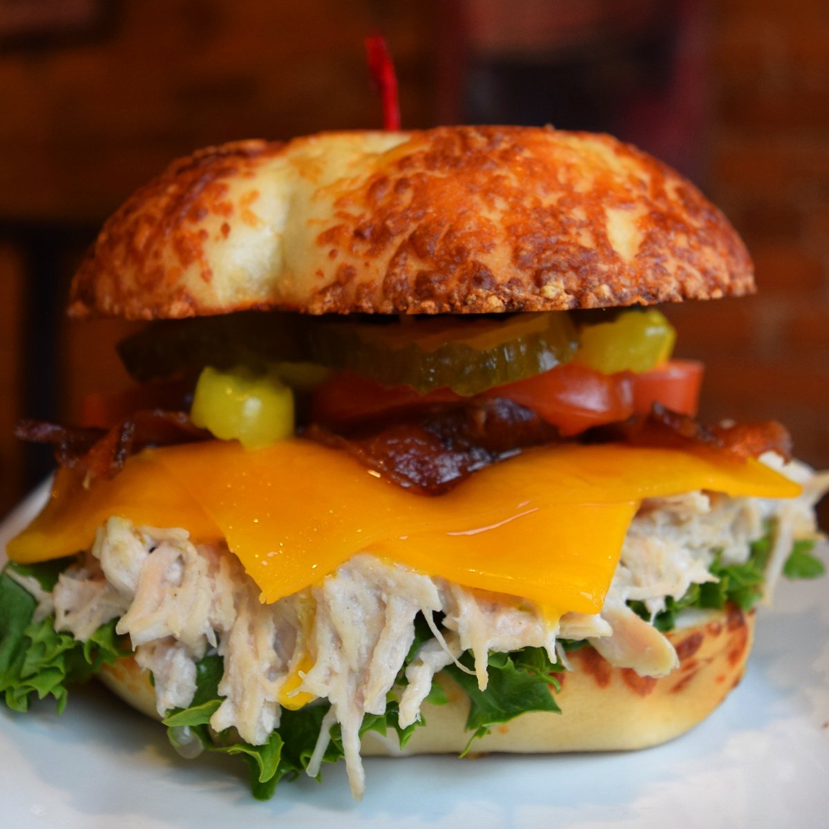 SpoonMarket's tweet photo. This monster is the Bone Collector: Shredded Creamed Chicken, Cheddar, Bacon, Rickle's Pickle Chips, Banana Peppers, Lettuce, &amp; Tomato on a Garlic Butter toasted Spoon-made  Asiago Bagel. #gitinmahbelly #spoonmarket #seasonalspecial https://t.co/kMGhcGAUJM