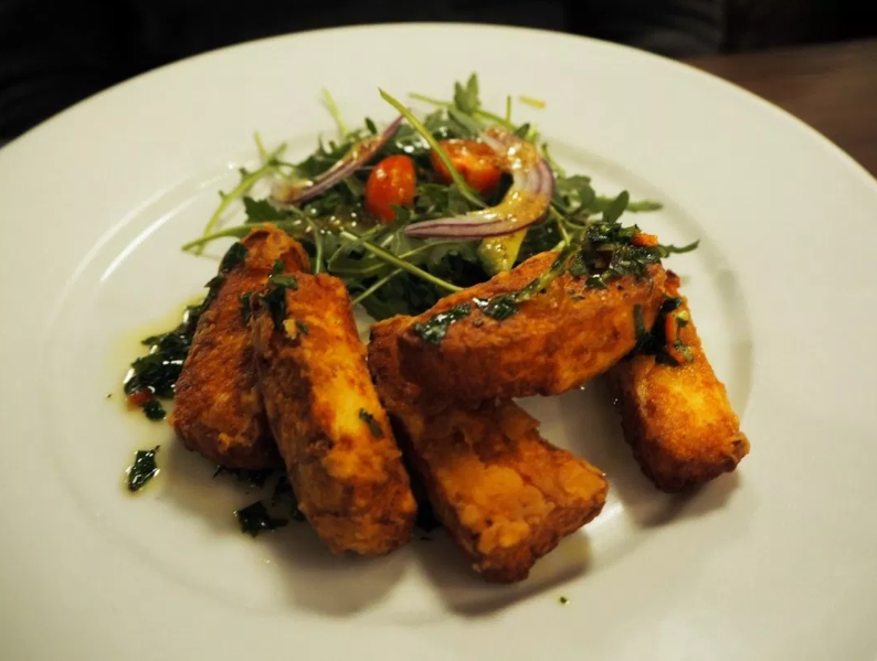 UrbanFoxEdin's tweet photo. Our Halloumi Fries with Salsa Verde prove to be a crowd pleaser with bloggers!✨🧀 Why not try them for yourself? Open tomorrow from 12pm 🦊 📸 by @thelikelylady
#newington #review #halloumi #starters #sharing #edinburgh #dinehere #placestoeat #halloumifries #foxymeal https://t.co/TMkrbTYYxI