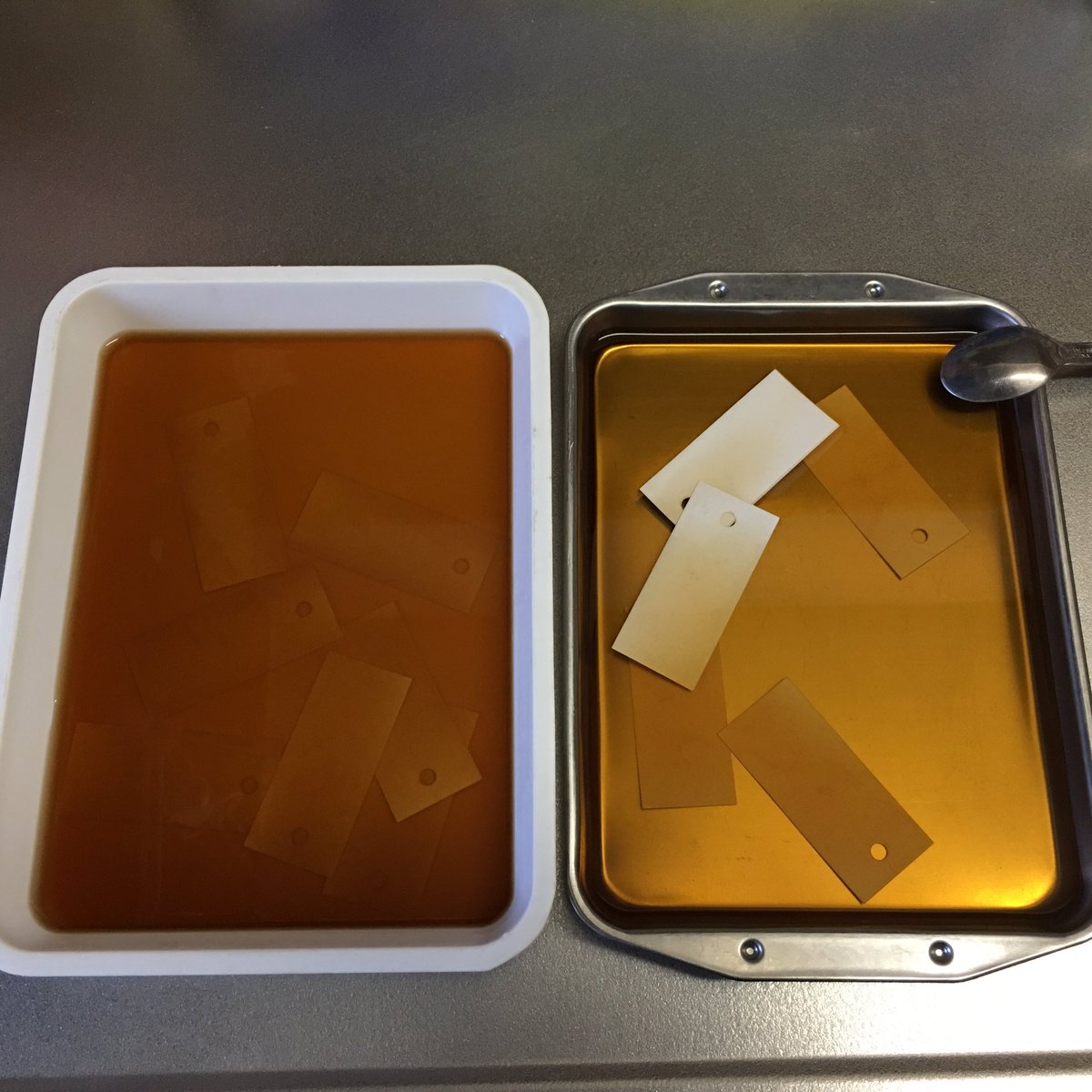𝙻𝚎 𝚟𝚎𝚛𝚝 週末 紅茶 コーヒー染めに挑戦していました トレー 左 コーヒー 右 紅茶 この状態だと コーヒーのが染まるかと思ったら 出来上がりは予想と反対で紅茶のが濃く染まりました アンティークぽくなった かな ちなみに100 𝙻𝚎 𝚟𝚎𝚛𝚝 週末 紅茶 コーヒー染めに挑戦していました トレー 左 コーヒー 右 紅茶 この状態だと コーヒーのが染まるかと思ったら 出来上がりは予想と反対で紅茶のが濃く染まりました アンティークぽくなった かな ちなみに100