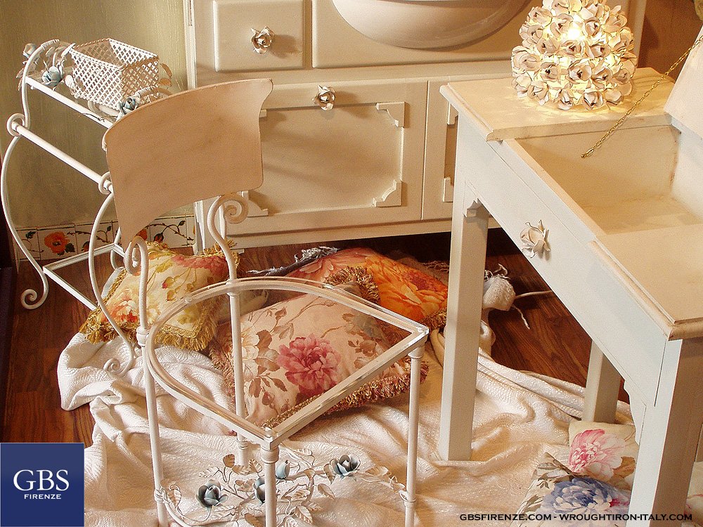 FirenzeGbs's tweet photo. Sedia Tornabuoni Roselline Rampicanti, seduta plexiglas trasparente. Pomelli di Rosa, Bonbon Roselline - Bedside Bonbon Lamp, Bagno  Rose romantiche: Etagere e Cestino portalavette.  #gbsfirenze #bonboncollection #sedia #romanticchair #bathroom #pomelli #maniglie #bedsidelamp https://t.co/WTggKCy8TT