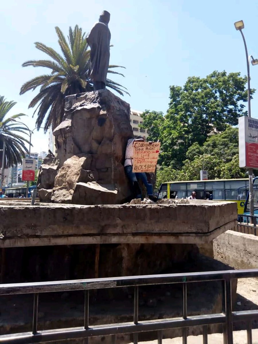 Activist tie himself on Tom Mboya statue along Moi Avenue, Nairobi demanding better healthcare. 

#PayNursesKe 
 #HudumaNamba