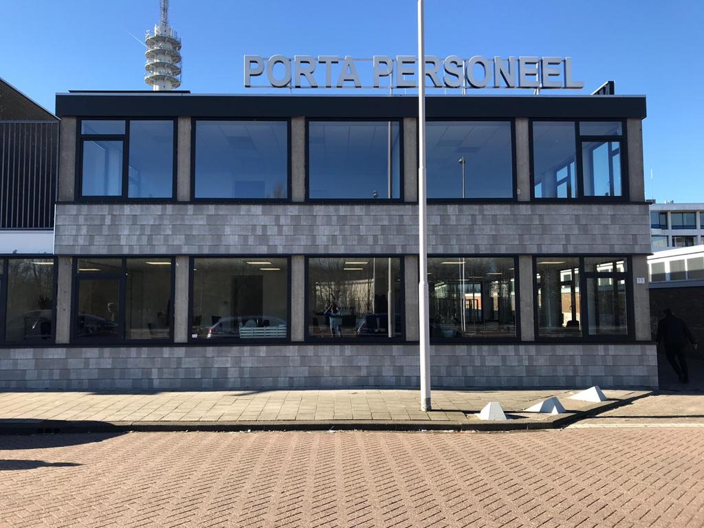 ArchitileNL's tweet photo. De gevel van de kantoorpand gerenoveerd met de keramische shingle Vidar Amsterdam. Wij vinden het geslaagd! Wat vind jij?

Vind meer informatie over de Vidar op https://t.co/SDCJFKEZog. https://t.co/iQ3qLF0I7I