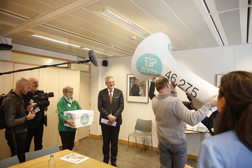 CleaneKleren's tweet photo. Met 46.275 handtekeningen naar @peeters_kris1. Dwingende regels die kledingbedrijven verplichten om mensenrechten te respecteren, moeten er komen. Goede voornemens zijn niet genoeg, we blijven wachten op daden! https://t.co/Kj9GpHvRMg