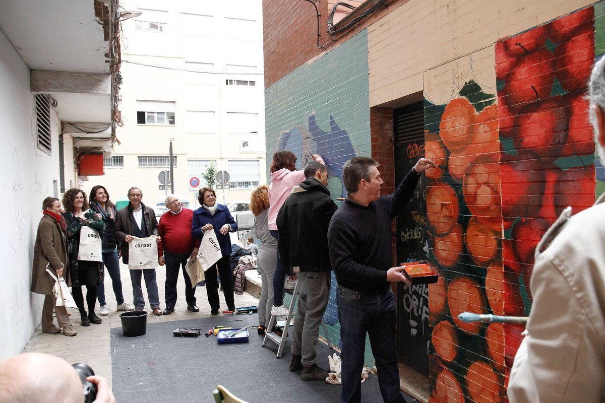 FunTresCulturas's tweet photo. La participación ciudadana en el arte es esencial en el proyecto del programa @EUCreativa_ES #CARPET Fruto de esta apuesta hemos apoyado la realización de unos murales en el Mercado de Los Remedios ideados por alumnos de  bachillerato artístico del IES Politécnico de Sevilla. https://t.co/vCvDDaYOCJ