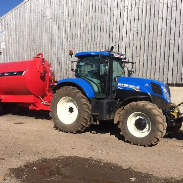 calls_ltd's tweet image. New Holland tractor and 3000 gallon water bowser awaiting collection #tractorhire #tractors #tractoroperator #bowser