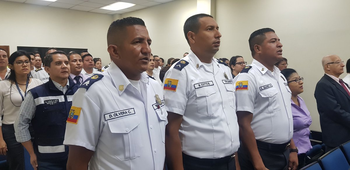 CTEcuador's tweet photo. #LunesCívicoCTE Se entonan las sagradas notas del Himno Nacional del Ecuador. #CTEPresente https://t.co/b5oSXK4MvY