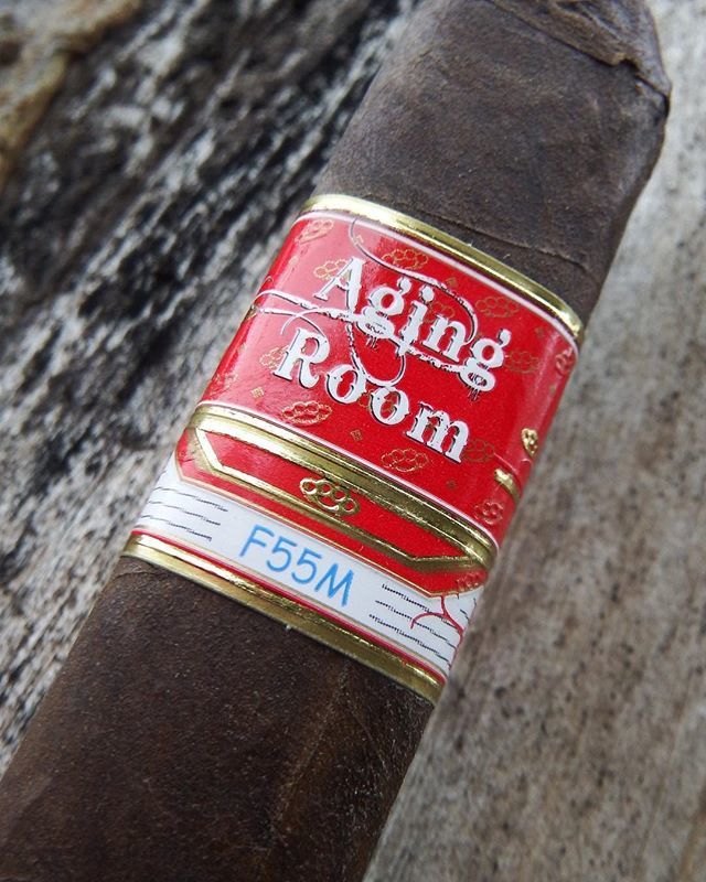 CheapHumidors's tweet image. Aging Room #Quattro Maduro for Maduro Monday. Love this box-pressed #beauty.
#MaduroMonday #AgingRoom #BoxPress #BoxPressedBeauty #Maduro #cigar #humidor #cheaphumidors