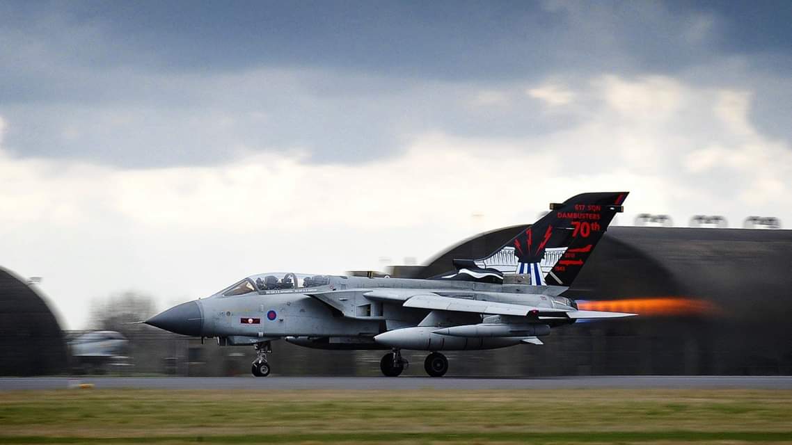 RAFLossiemouth's tweet image. Here are the Tornado&apos;s Farewell Flypast timings for Thursday!

1115 – 1130 Leuchars Station
1130 – 1145 RAF Tain
1145 – 1200 RAF Lossiemouth

Note that they are subject to weather and aircraft serviceability!

#FINale #ThanksTonka #FarewellTornado #DailyTornado