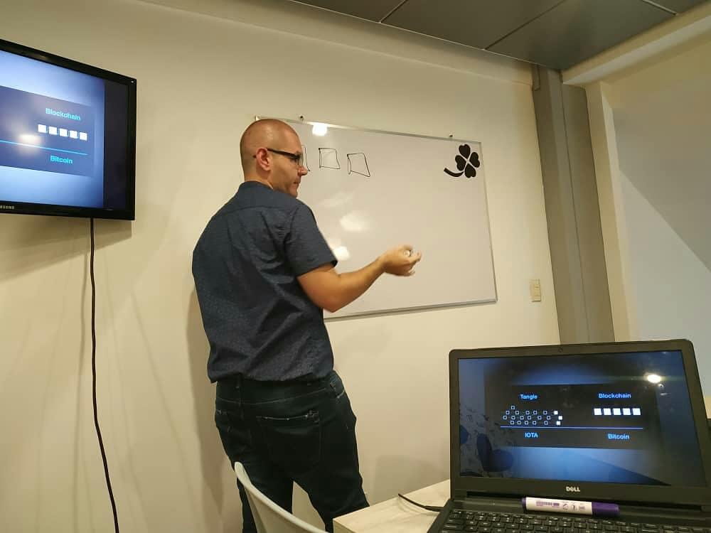 cripto_escuela's tweet photo. Maravillosa tarde de Coworking, hablando de "Tecnología Financiera" 
¡Gracias Bogotá, gracias a Space Gold Coworking!
.
#bitcoin #Colombia https://t.co/zxvSBNYRbD