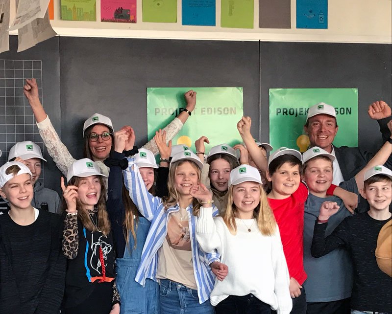 Boerne_Social's tweet photo. Børne- og socialminister @_MaiMercado skyder årets Projekt Edison i gang. I år skal landets 6. og 7. klasser opfinde løsninger på, hvordan man kan hjælpe udsatte og sårbare mennesker. God arbejdslyst! #projektedison #dkpol #dksocial #udsatte @FFEYEdk
https://t.co/4fYzBkaAuA https://t.co/V8Xx0jFTGI