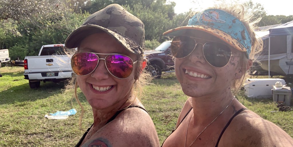_emilyeeet's tweet photo. Yee yee time is my favorite time 🤙🏼
.
.
#drinkdrankdrunk #booty #canam #plantbamboo #muddyvalentine #trucksgonewild #okeechobee #offroad #4x4 #sendhelp #kingkrush #lilkrush #mud #flogrown #mudding #floridamudding #muduporshutup #squad #beer #ridedirty #outdoors #bootyfordays https://t.co/fFLinxQAOK
